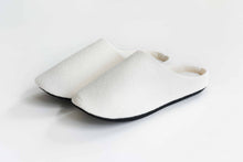 Load image into Gallery viewer, Pig Skin Cotton (white) / Slippers
